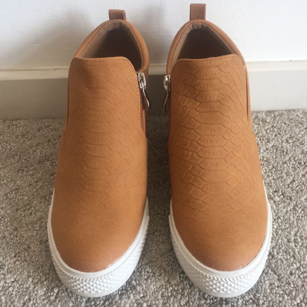 Wedge sneakers, never worn